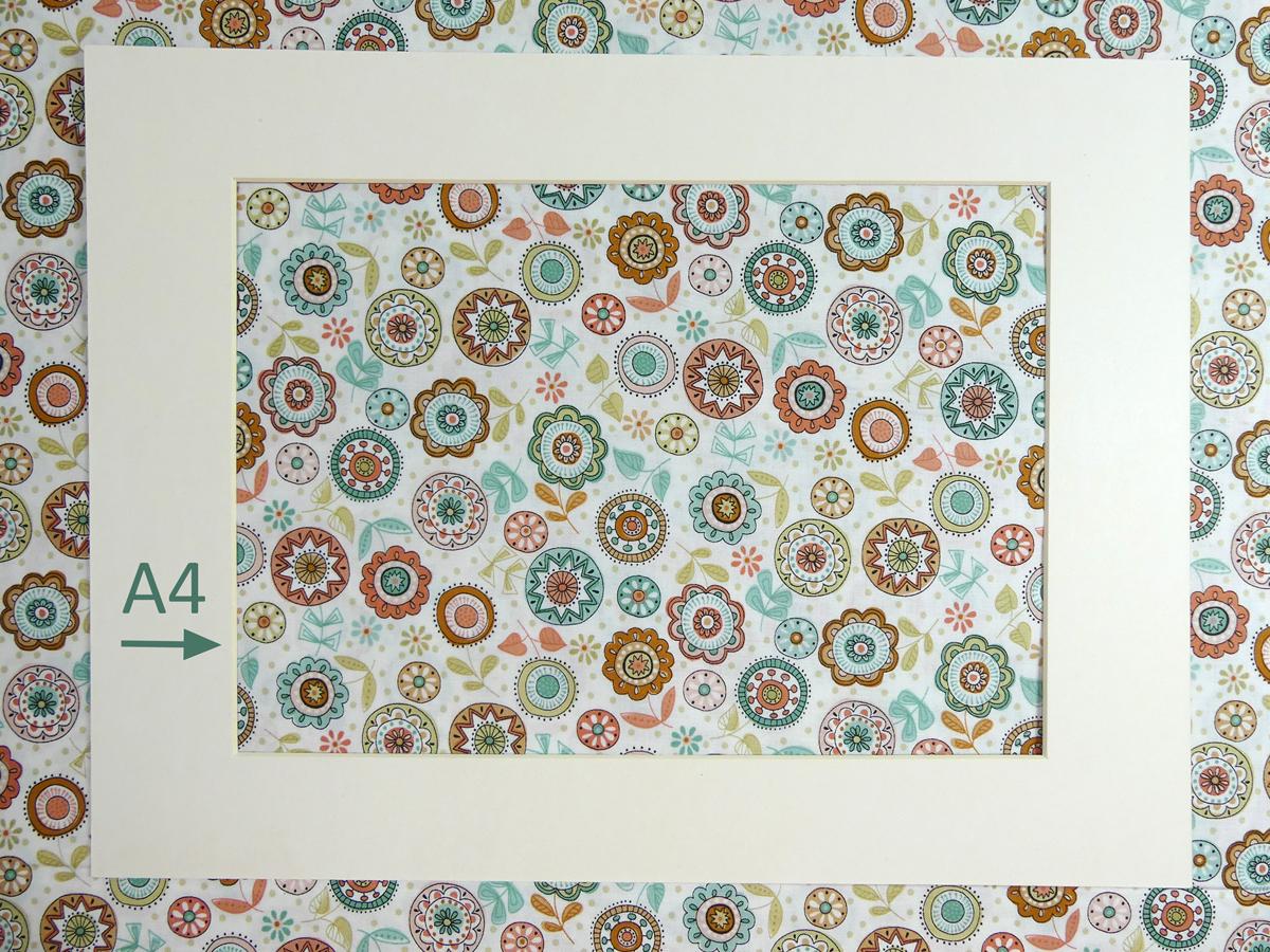 Patchworkstoff aus der Serie Doodle Days mit bunten Kreisen und Blumen A4 Ansicht
